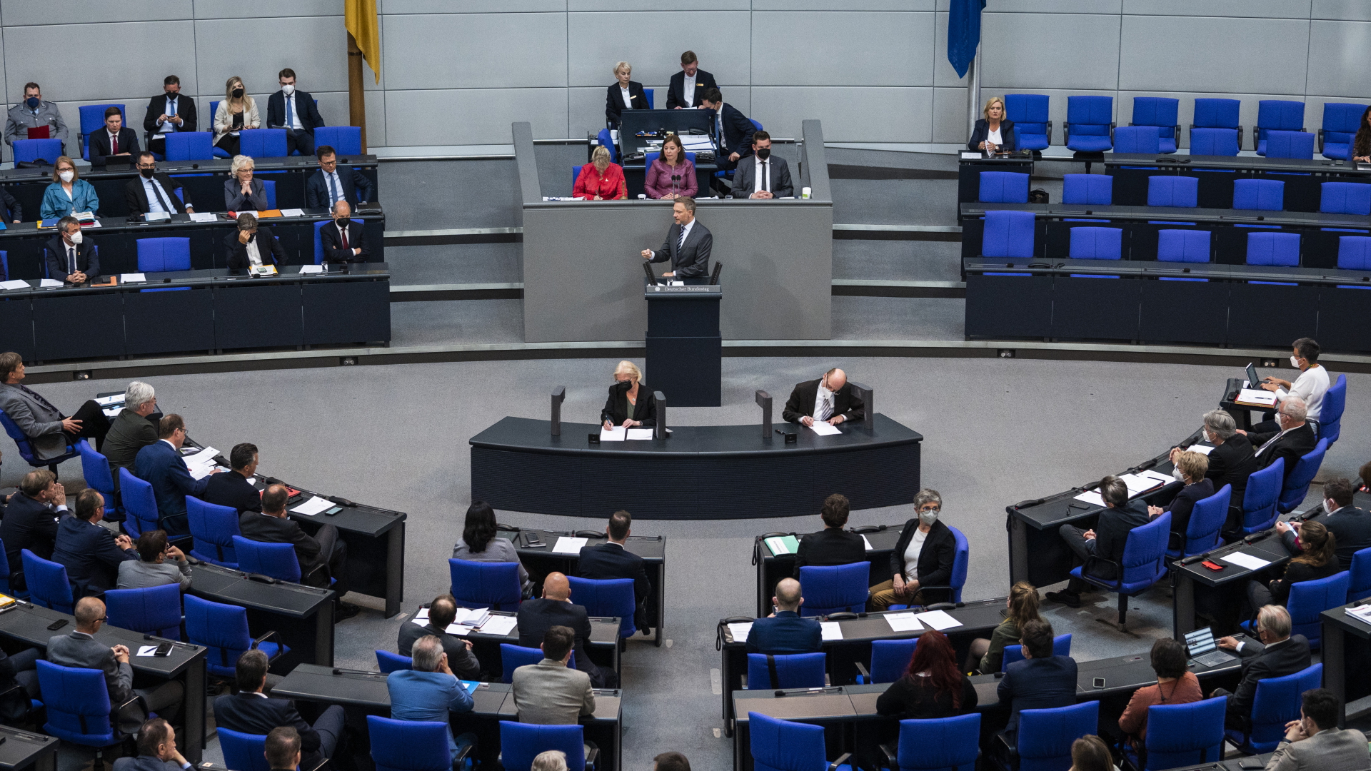 Bundesfinanzminister Christian Lindner steht im Bundestag am Rednerpult. | dpa
