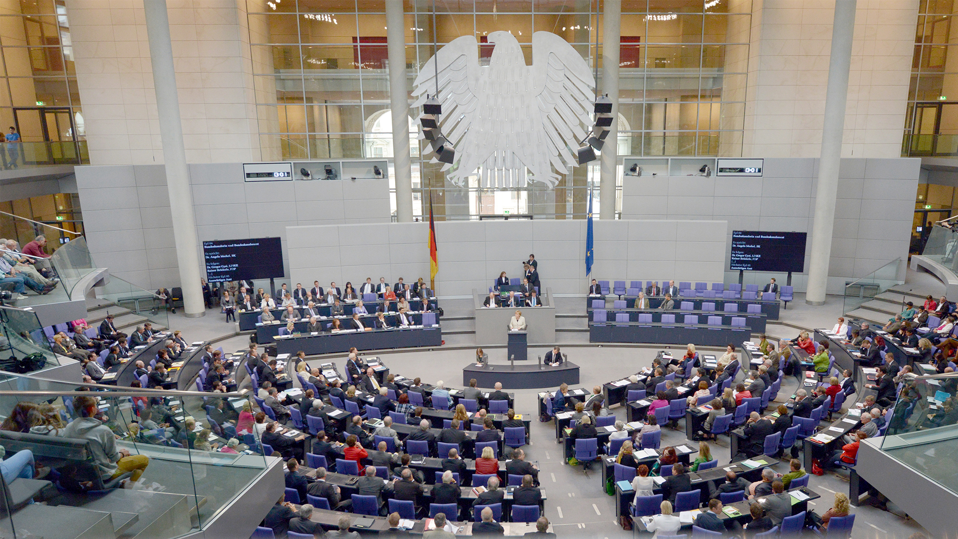 Plenarsaal des Bundestages während einer Rede von Bundeskanzlerin Angela Merkel 