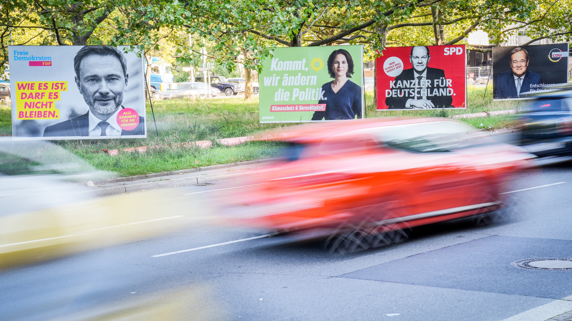 Wahlplakate von FDP, Grünen, SPD und CDU stehen im August 2021 am Straßenrand. | dpa
