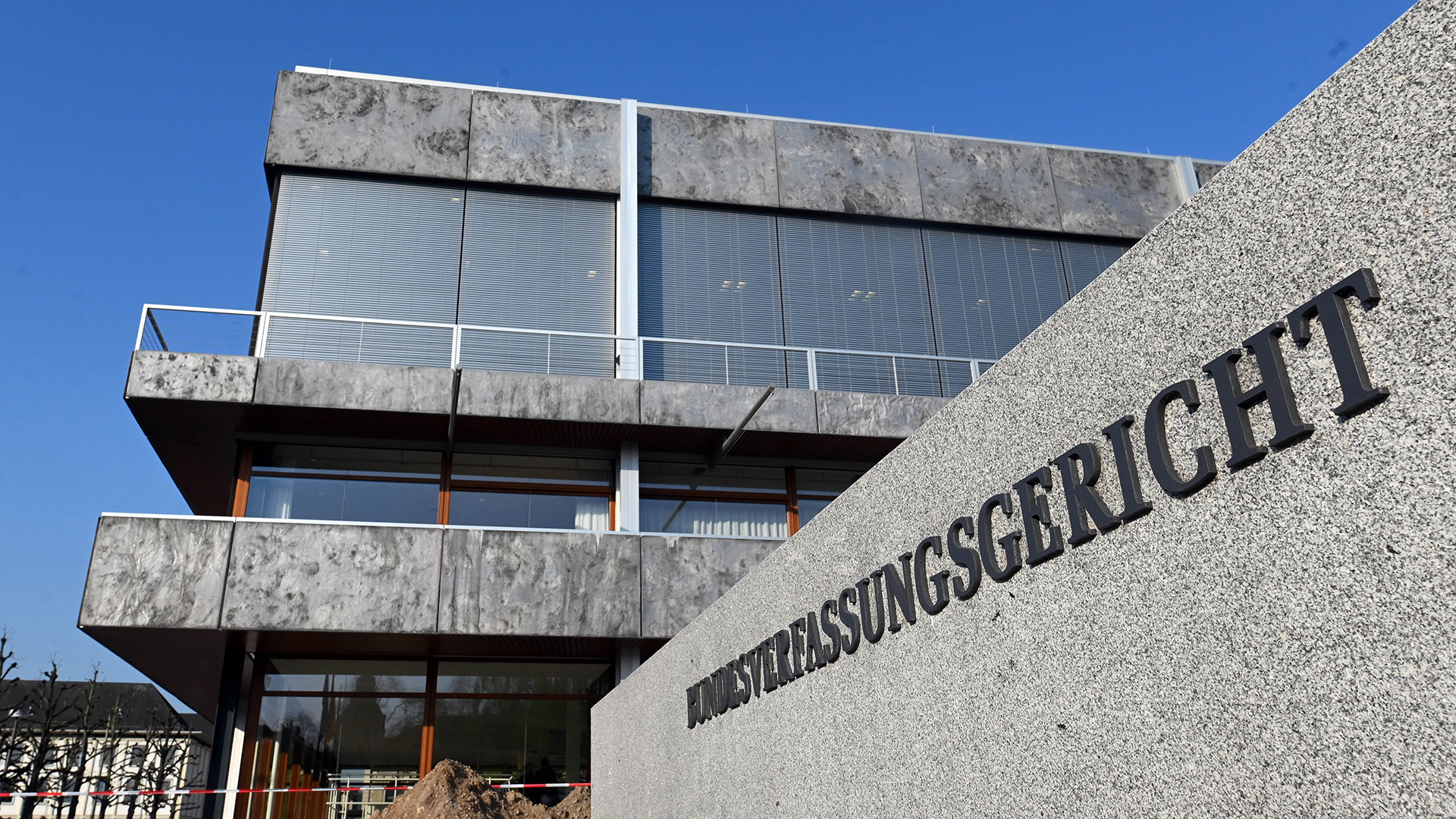 Aufschrift Bundesverfassungsgericht vor dem Gerichtsgebäude in Karlsruhe | picture alliance/dpa
