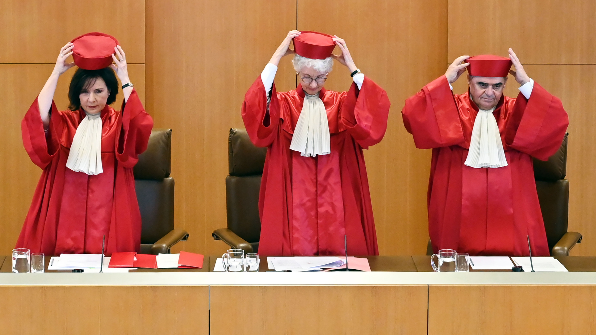 Der Zweite Senat des Bundesverfassungsgerichts,(l-r) Sibylle Kessal-Wulf, Doris König (Vorsitzende) und Peter Müller
