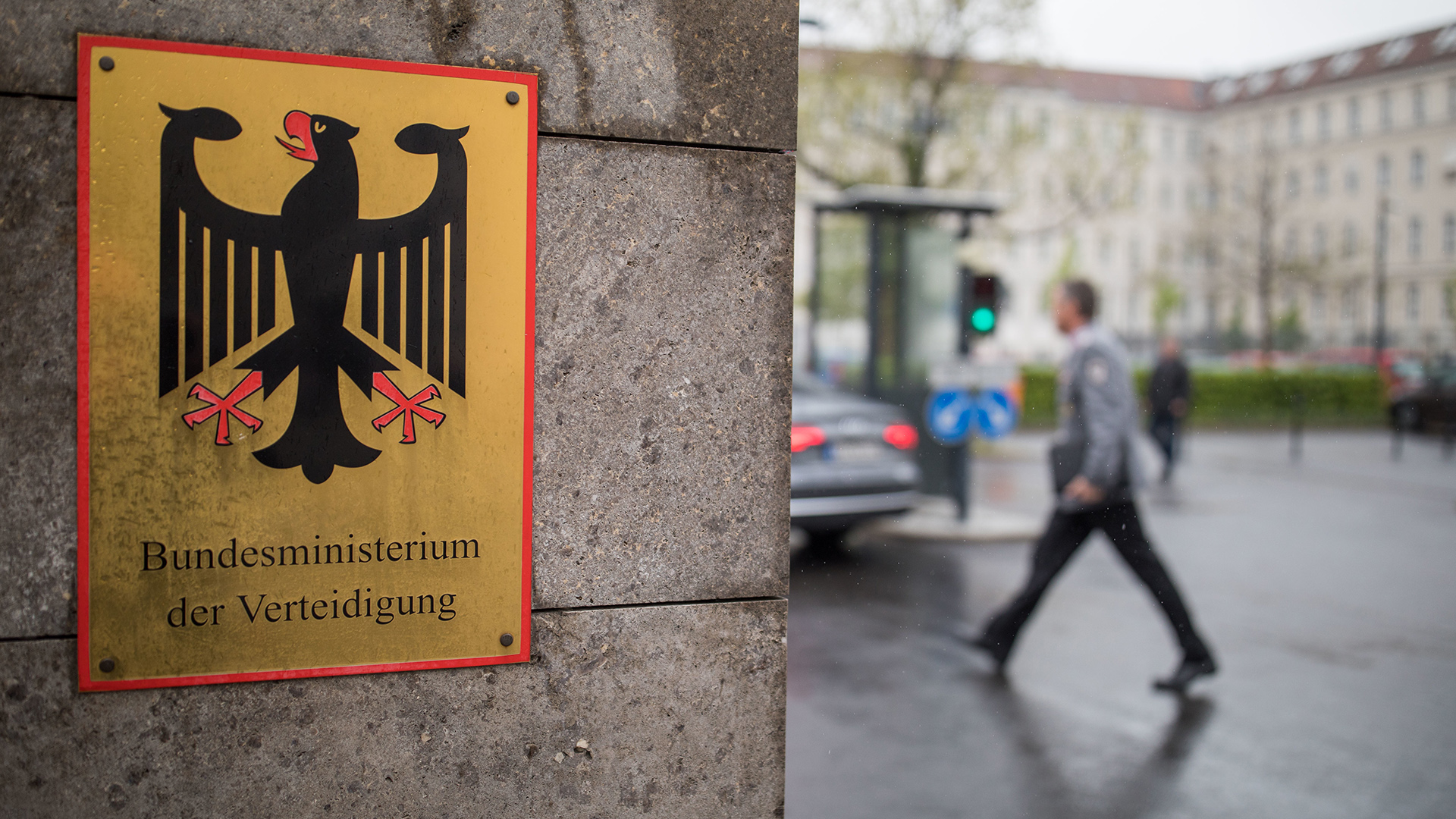 Eingang des Bundesverteidigungsministeriums in Berlin