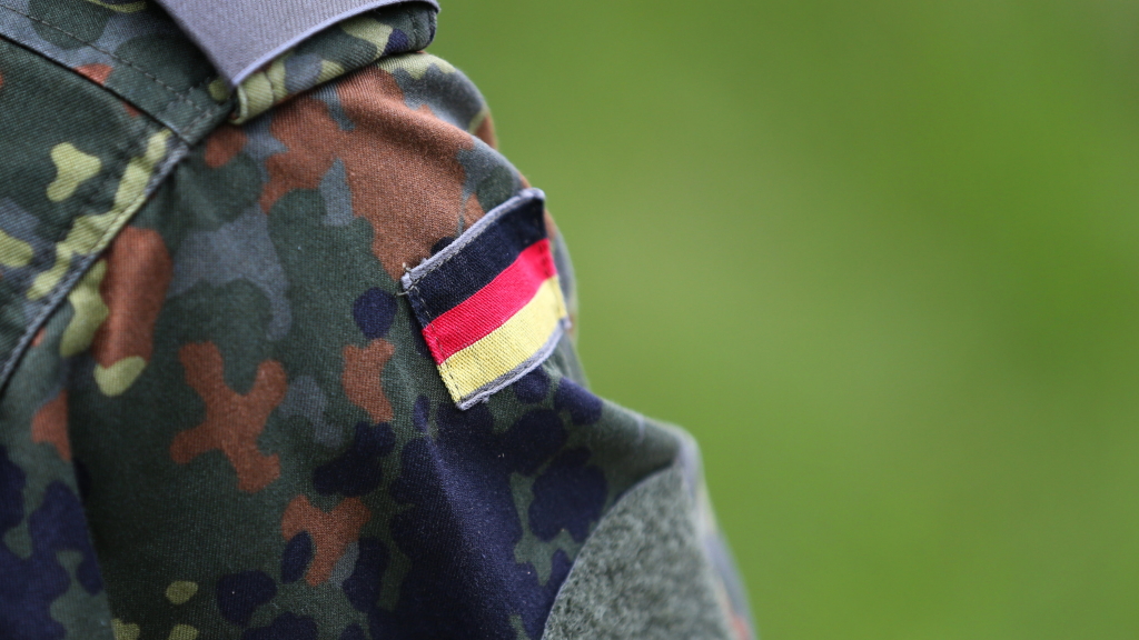 Die deutsche Flagge als Aufnäher auf dem Ärmel einer Bundeswehr-Uniform | dpa