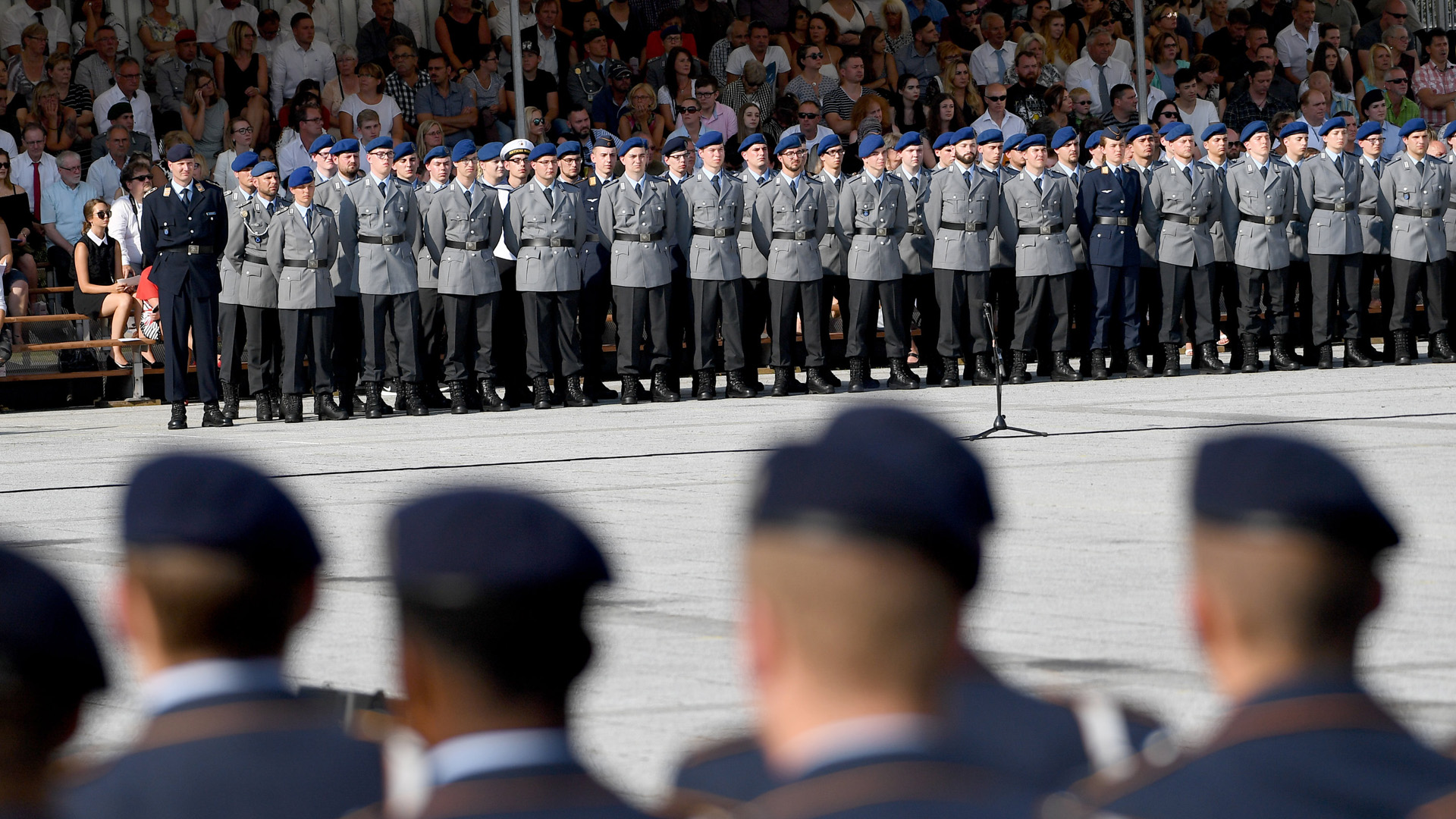 Rekruten stehen beim feierlichen Gelöbnis von Soldaten und Soldatinnen der Bundeswehr auf dem Paradeplatz des Bundesministeriums der Verteidigung. | Bildquelle: dpa