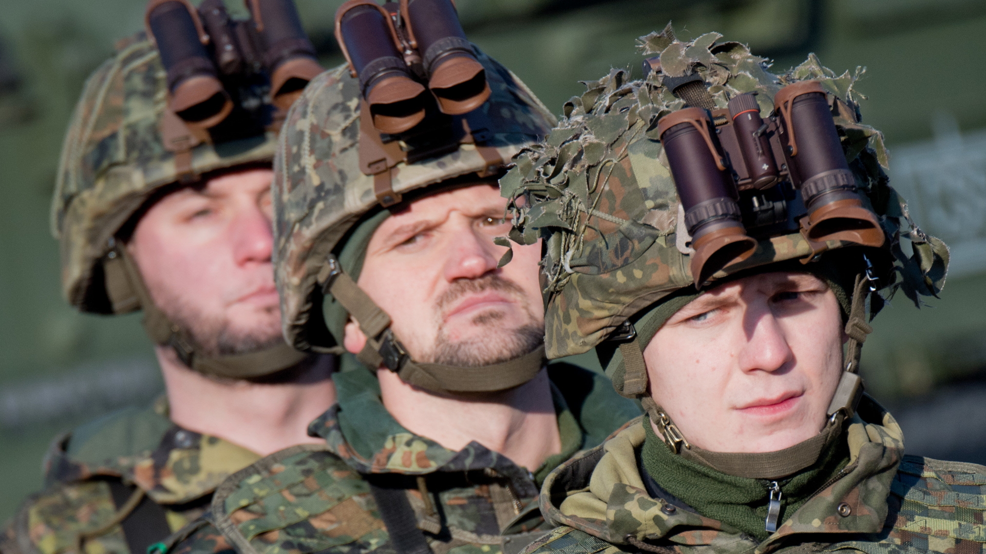 Soldaten der Bundeswehr mit Helmen und Nachtsichtbrillen. | dpa