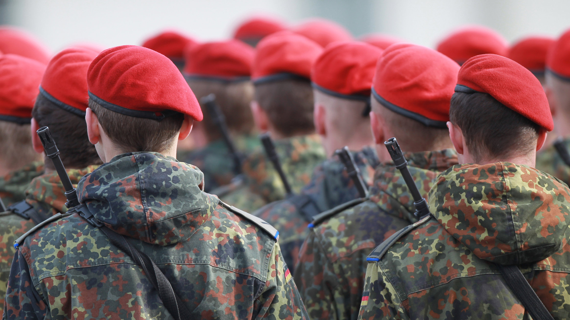 Bundeswehrsoldaten bei der Vereidigung | dpa
