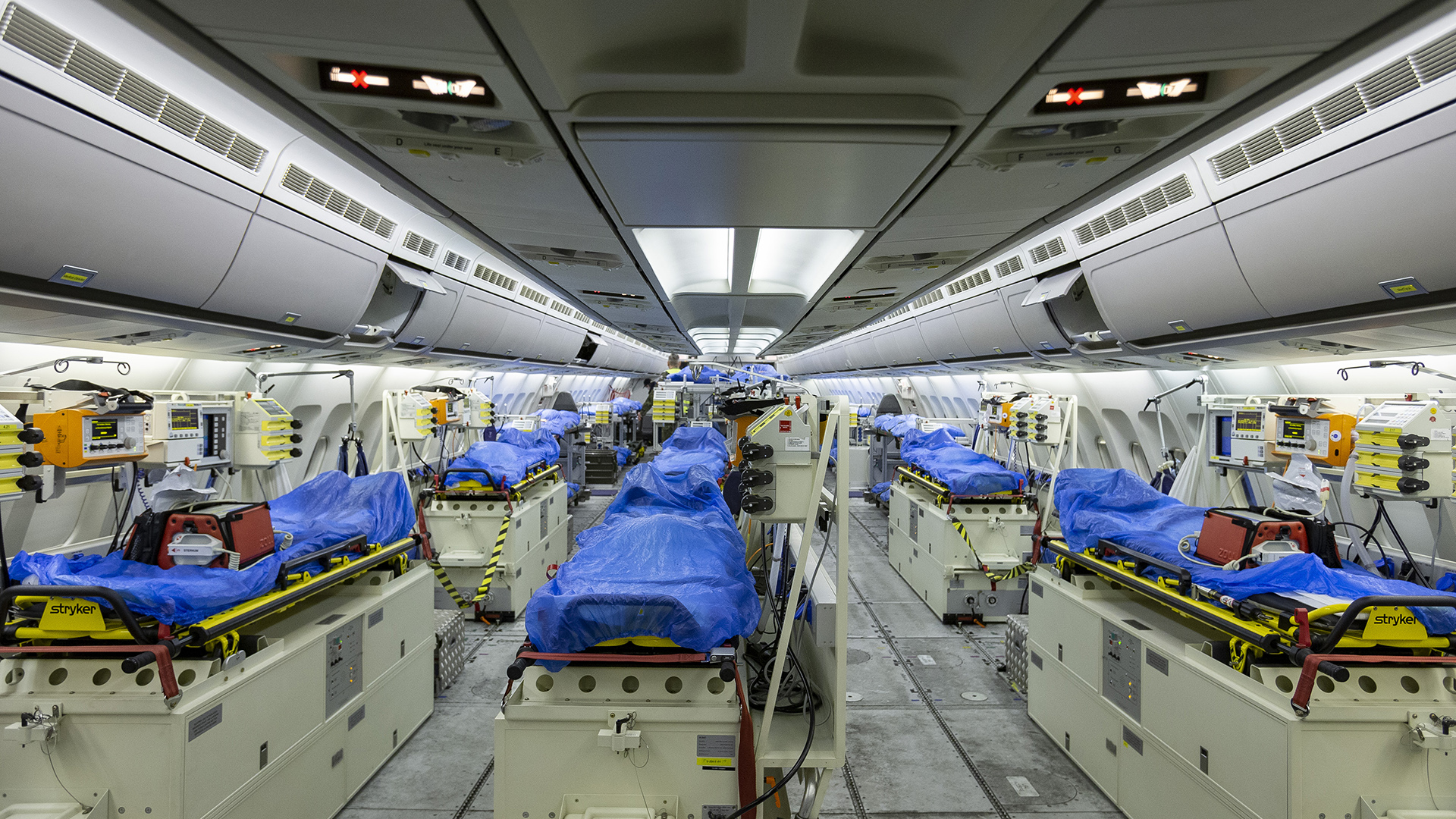 Innenraum eines  Airbus A-310 mit mehreren Intensivbetten | Bildquelle: Luftwaffe/Kevin Schrief