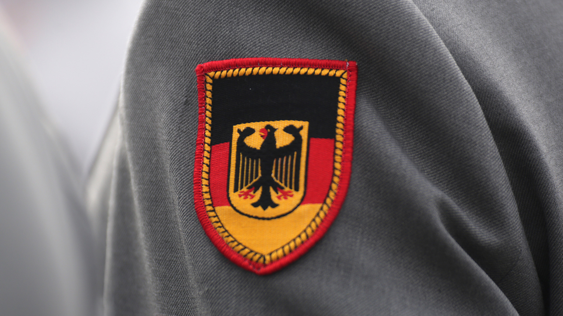 Ein Abzeichen der Bundeswehr am Ärmel eines Soldaten. | dpa