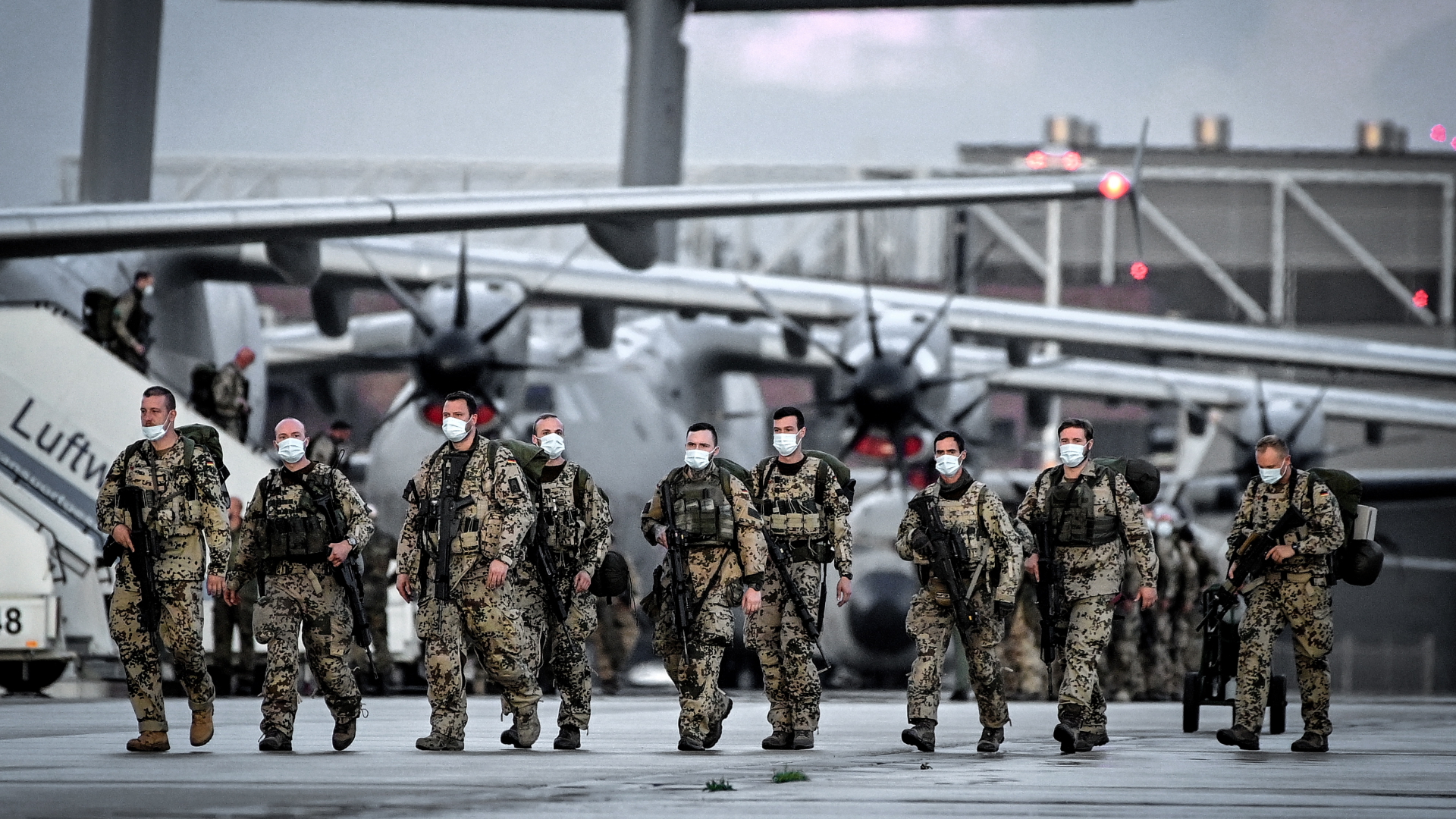 Bundeswehr-Soldaten aus Afghanistan nach der Rückkehr in Wunstorf. | EPA