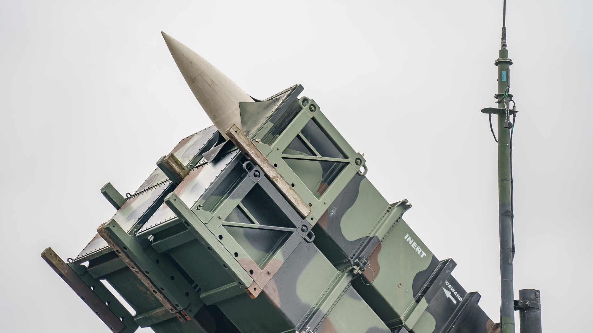 Ein gefechtsbereites Flugabwehrraketensystem vom Typ ·Patriot· des Flugabwehrraketengeschwaders 1 der Bundeswehr steht auf dem Flugfeld des Militärflughafens Schwesing. | dpa