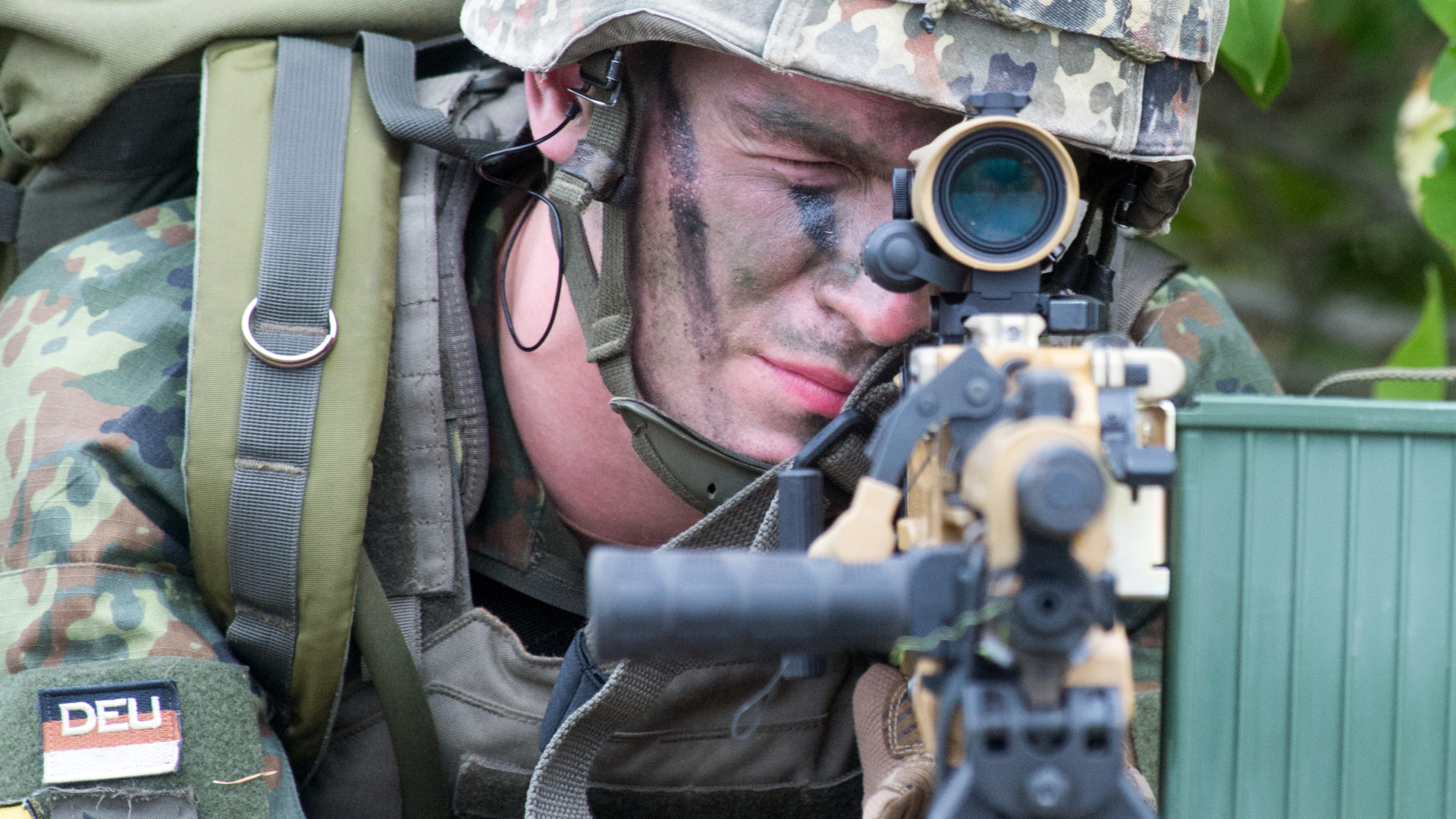 Ein Fallschirmjäger der Division Schnelle Kräfte (DSK) sieht durch das Zielfernrohr seines Maschinengewehrs MG5.  | dpa