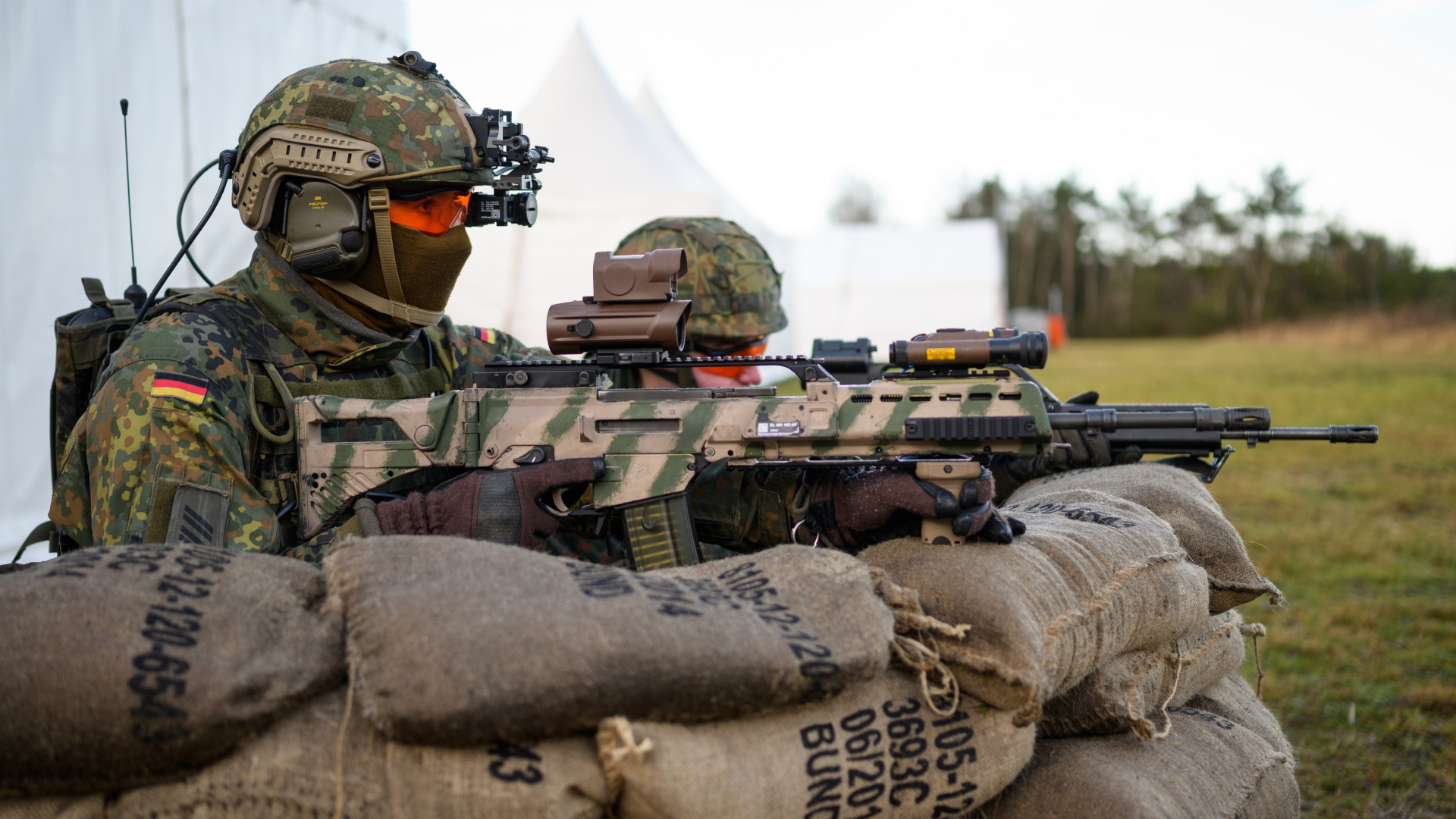 Soldaten der Bundeswehr hinter Sandsäcken bei der Vorführung des Sturmgewehrs G36 A2.  | dpa