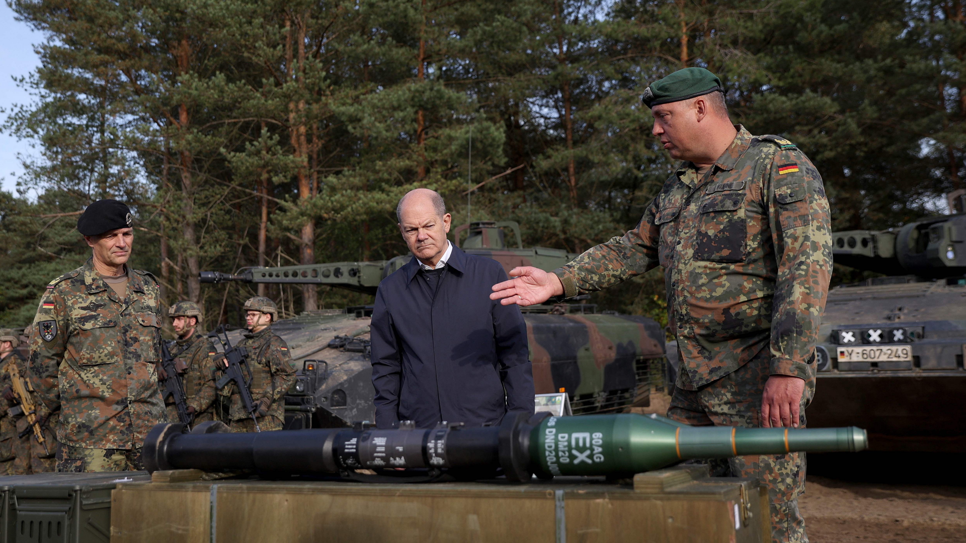 Kanzler Scholz während einer Bundeswehr-Übung in Osterholz (Archivbild) | AFP
