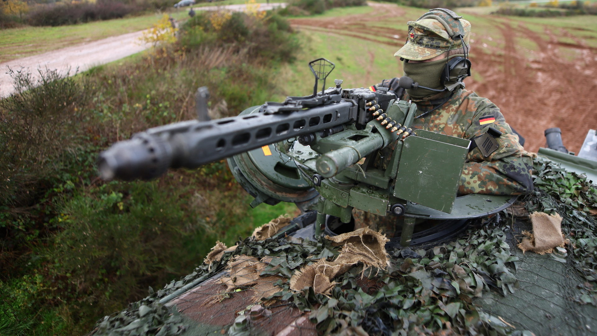 Ein Mitglied der Bundeswehr trainiert auf einem Übungsplatz nahe Kaiserslautern mit einem Maschinengewehr.