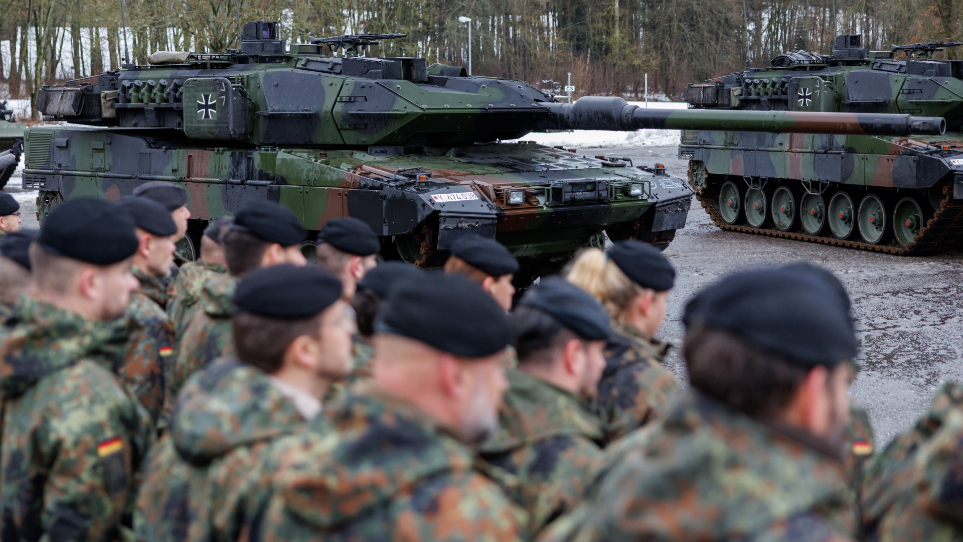 Neue Panzer "Leopard" 2 A7V der Bundeswehr stehen während der feierlichen Übergabe für das Panzerbataillon 104 auf dem Kasernengelände in Bayern. | dpa