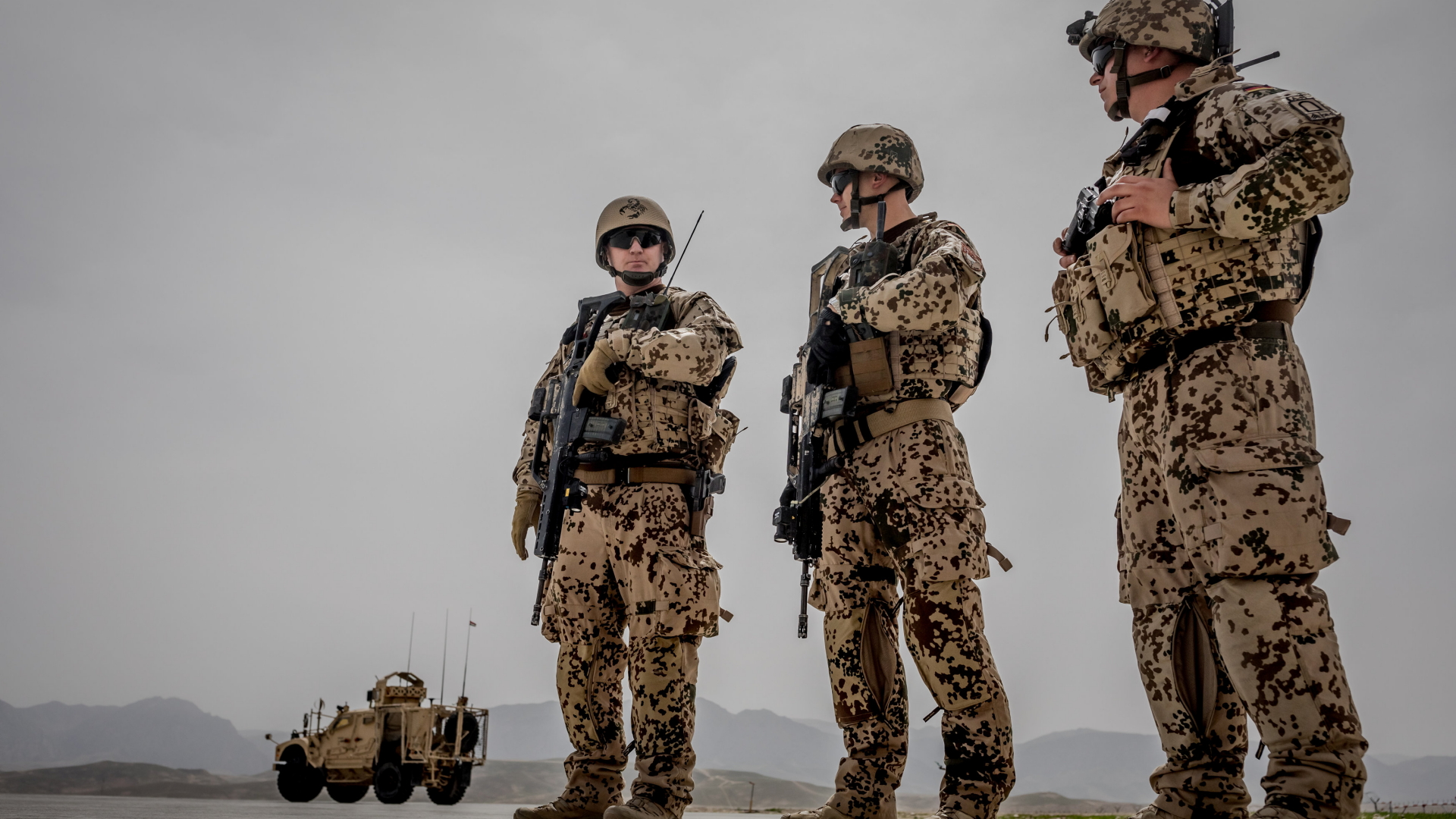 Bundeswehrsoldaten sichern im März 2018 den Besuch von Verteidigungsministerin von der Leyen ab. | Bildquelle: REUTERS