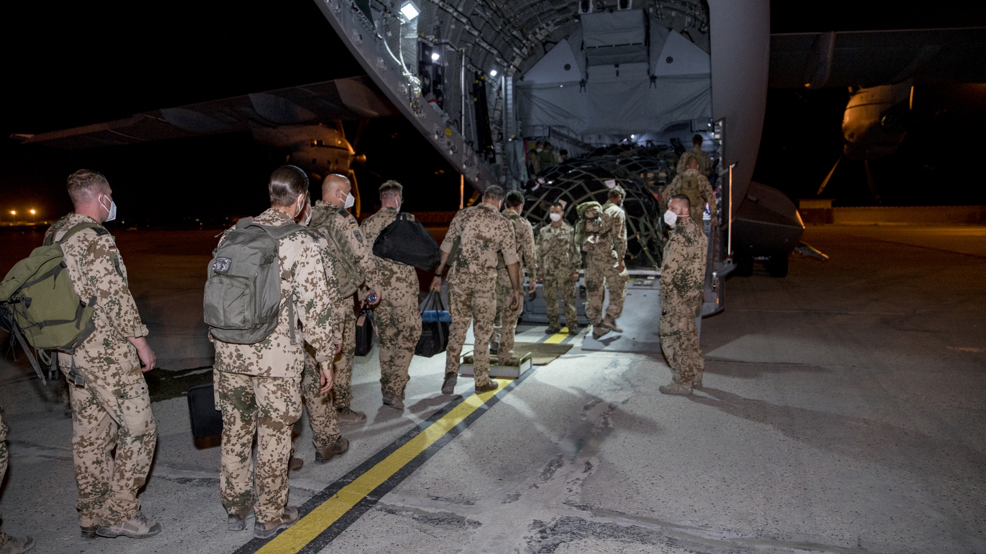 Soldaten der Bundeswehr besteigen ein Flugzeug in Masar-i-Scharif, Afghanistan. | dpa
