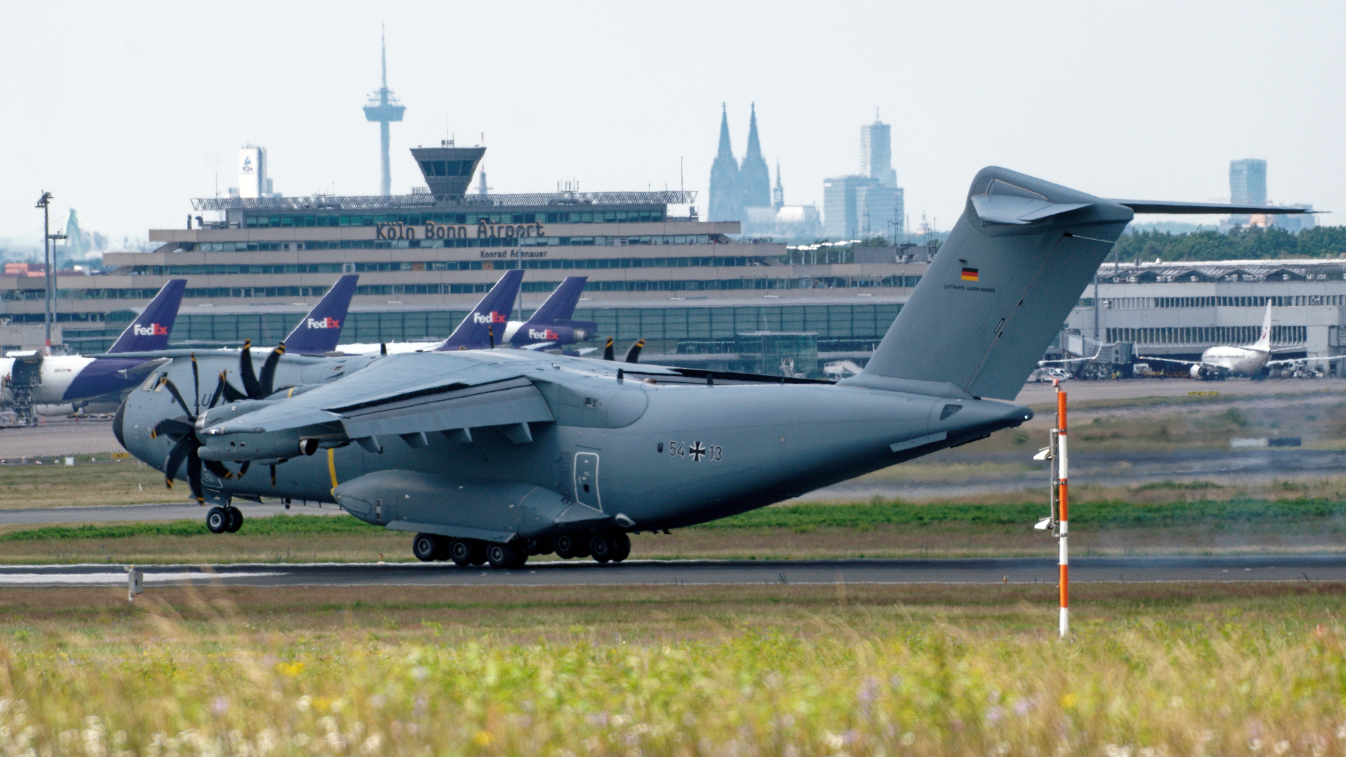 Ein Airbus A400M der Luftwaffe ist am Flughafen Köln-Bonn gelandet. | dpa