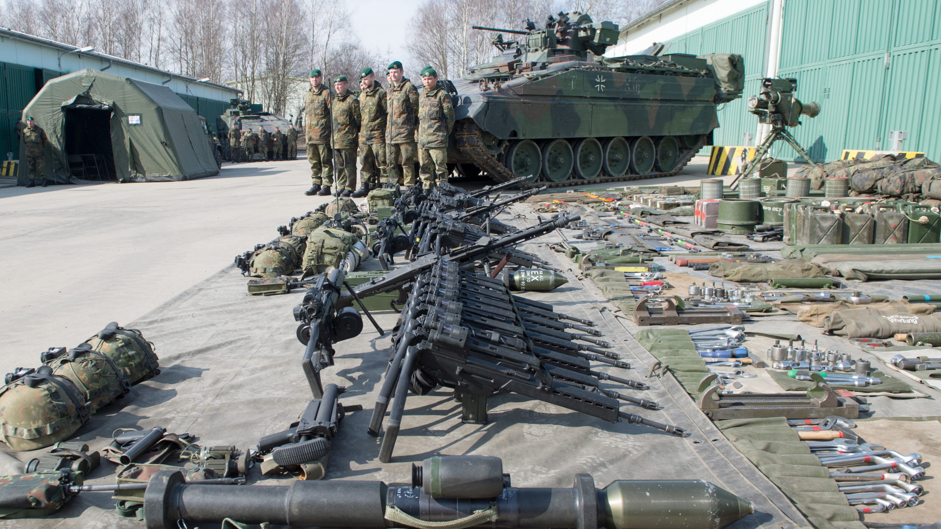 Soldaten des Panzergrenadierbataillons 371 zeigen ihre Ausrüstung, die vor einem Schützenpanzer Marder liegt.