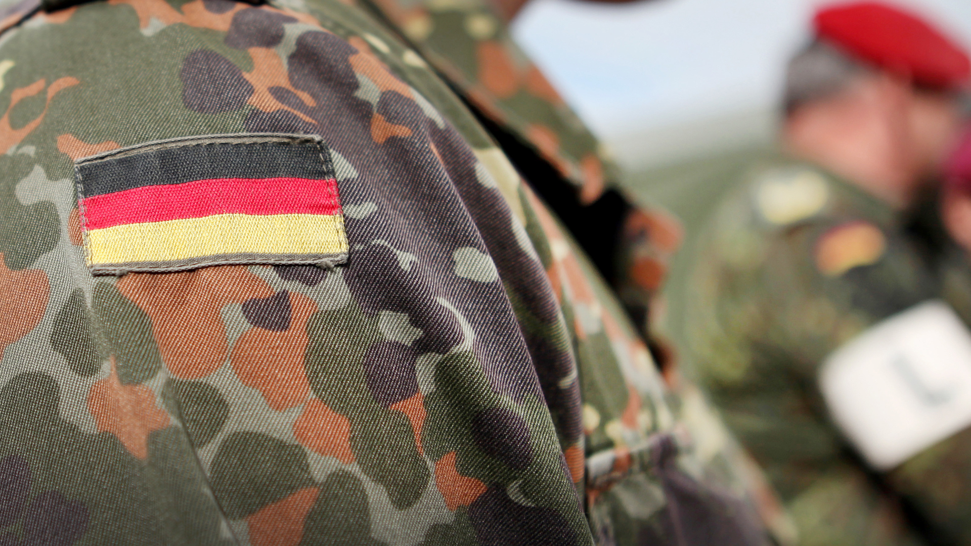Emblem der deutschen Flagge auf Soldaten-Uniform