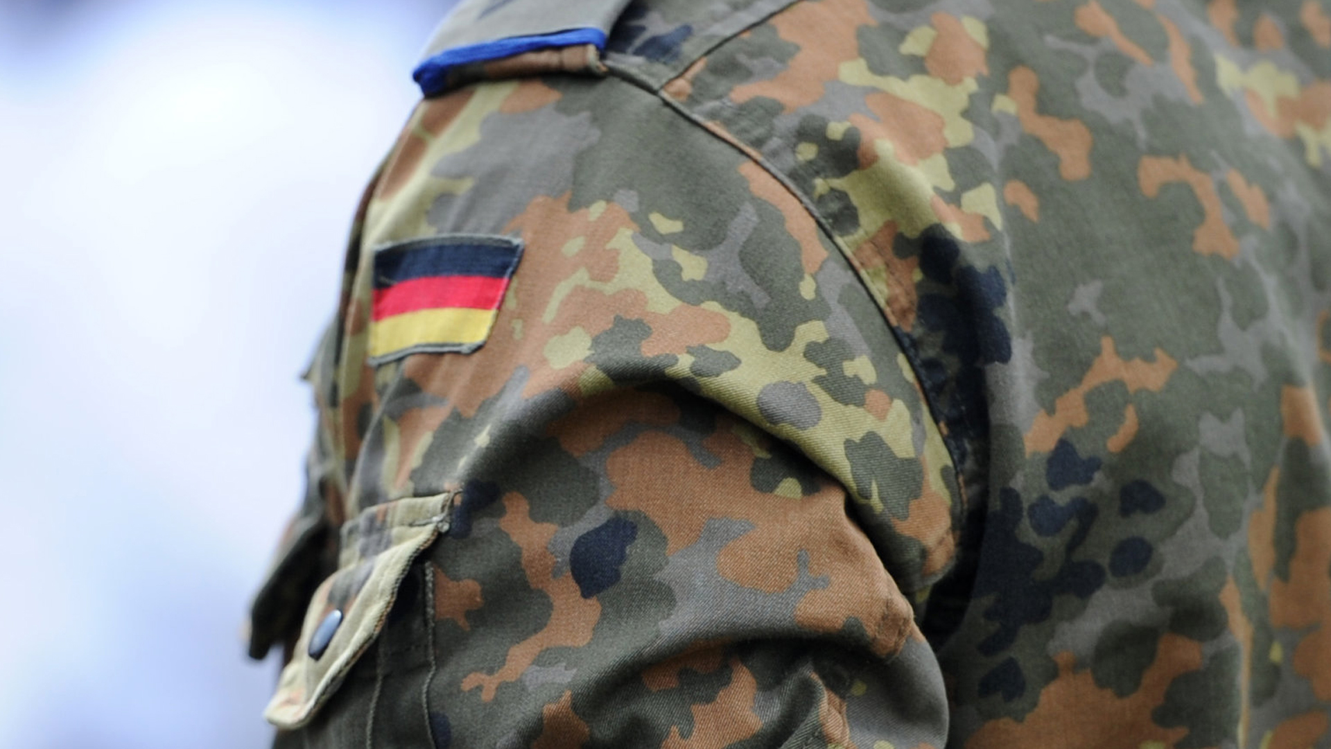 Emblem der deutschen Flagge auf Soldaten-Uniform | dpa