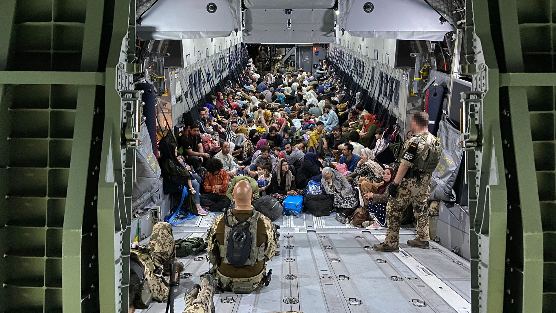 Geflüchtete und Ortskräfte aus Afghanistan sitzen in einem Airbus A400M der Bundeswehr. (Archivbild 2021) | picture alliance/dpa/Bundeswehr