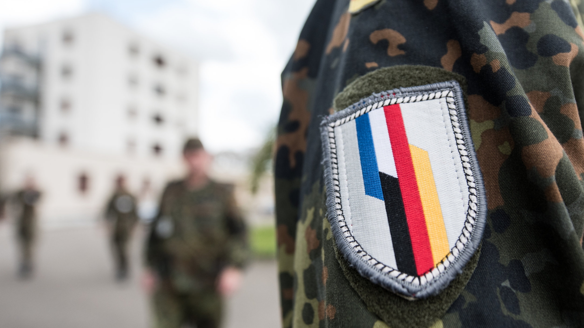 Ein Soldat der deutsch-französischen Brigade steht vor einem Gebäude des Jägerbataillons 291.  | dpa