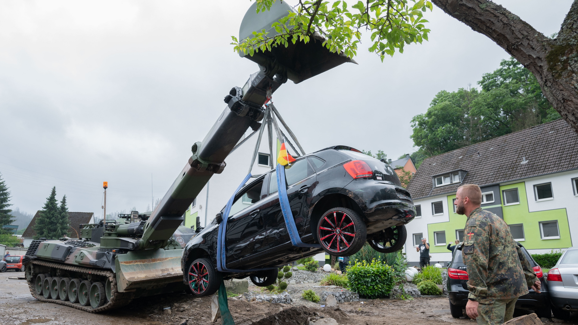 Soldaten der Bundeswehr bergen mit einem Pionierpanzer Dachs ein zerstörtes Auto bei den Aufräumarbeiten der schweren Unwetterschäden in Hagen. | dpa