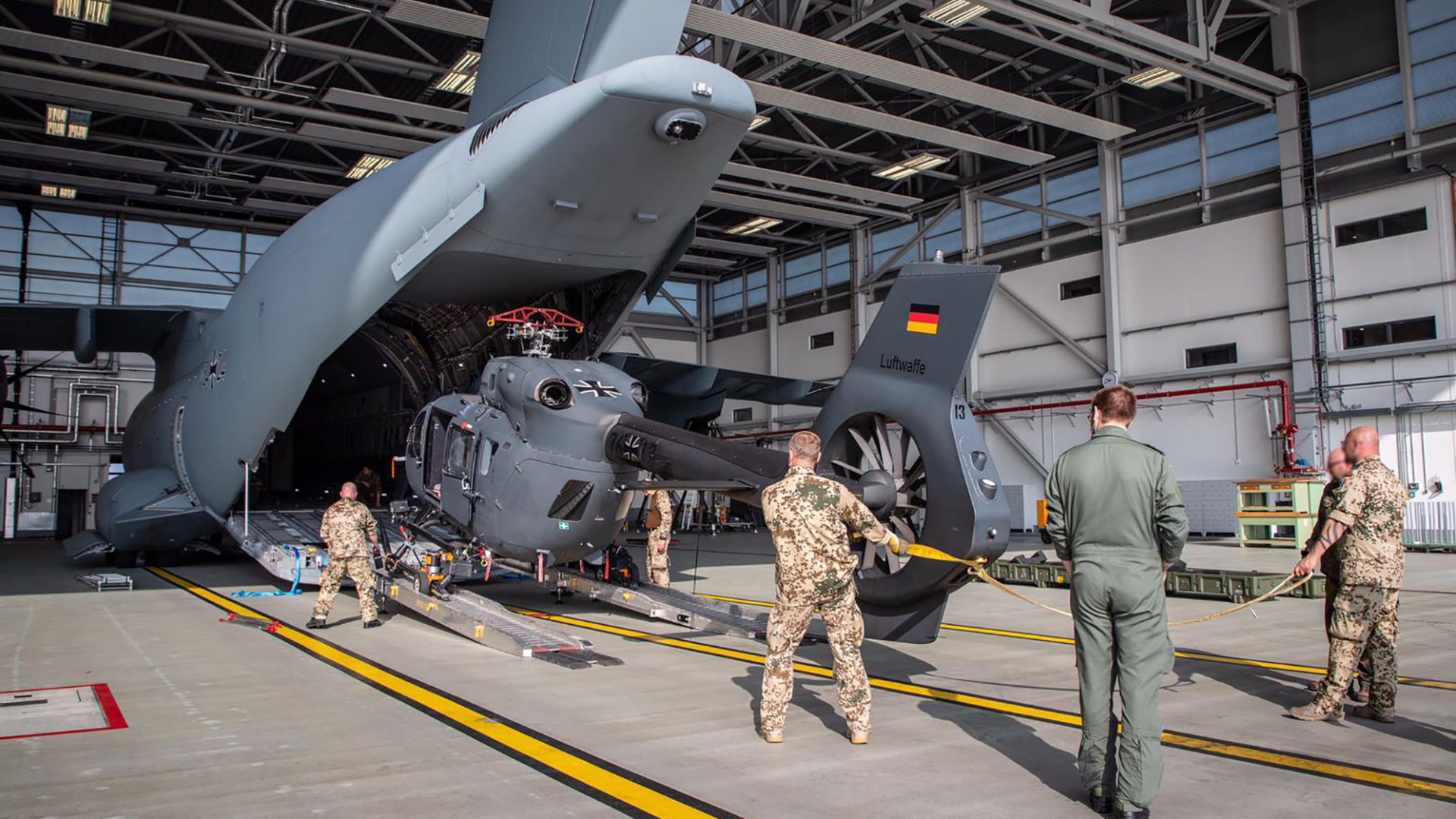 Ein Bundeswehr-Hubschrauber vom Typ H145M wird in ein Transportflugzeug A400M verladen. | dpa