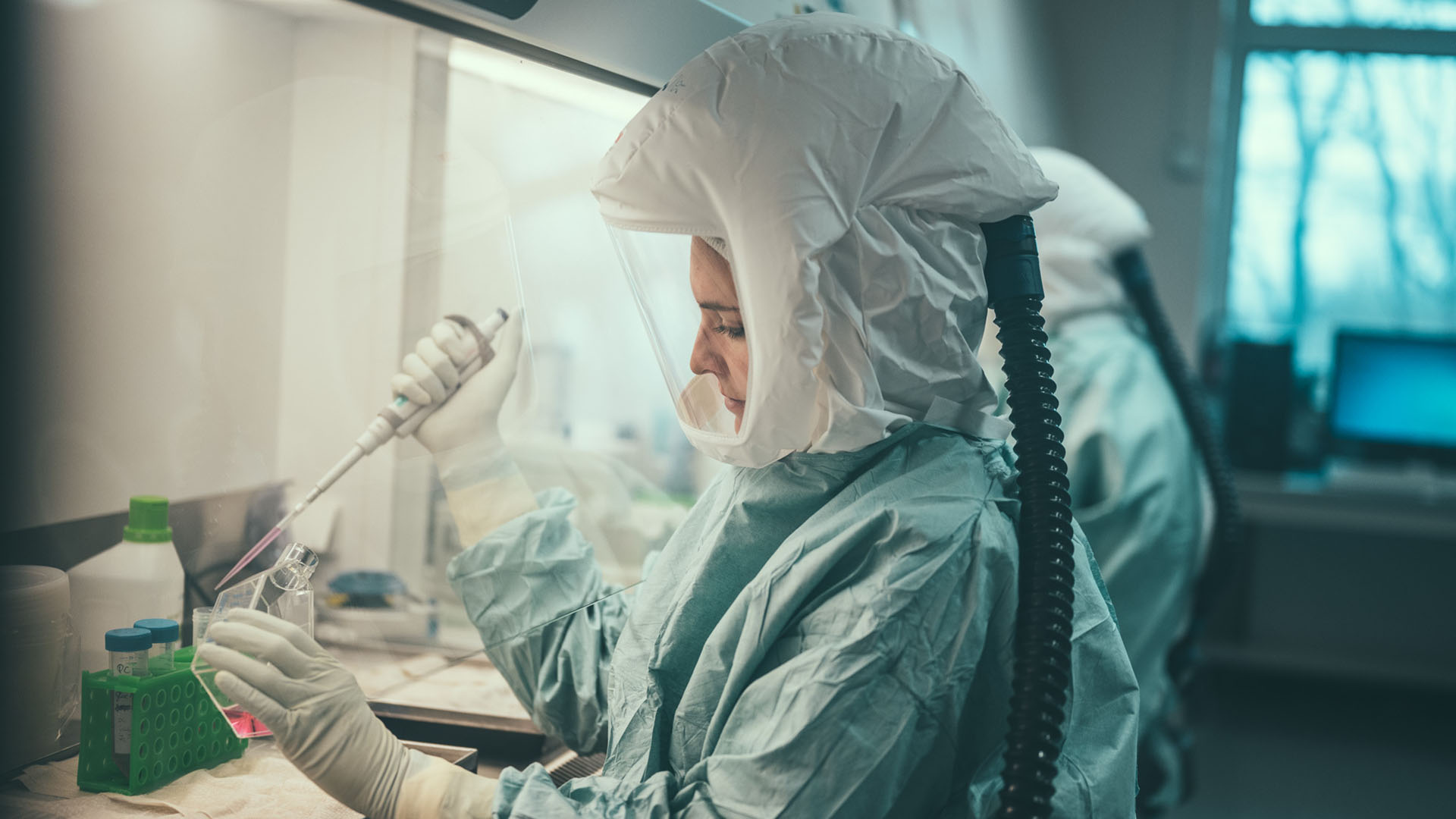 Eine Frau arbeitet in einem Labor des Instituts für Mikrobiologie der Bundeswehr in München.