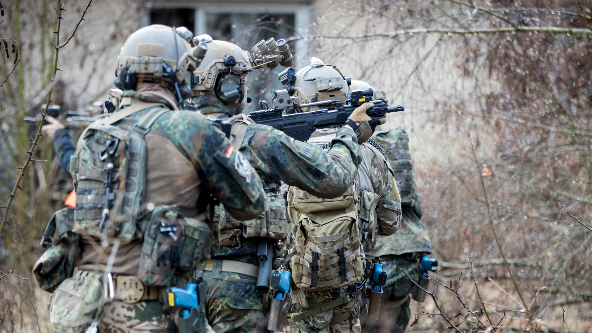 Bundeswehrsoldaten der Eliteeinheit Kommando Spezialkräfte (KSK) trainieren den Häuserkampf und eine Geiselbefreiung (Archivbild).  | dpa