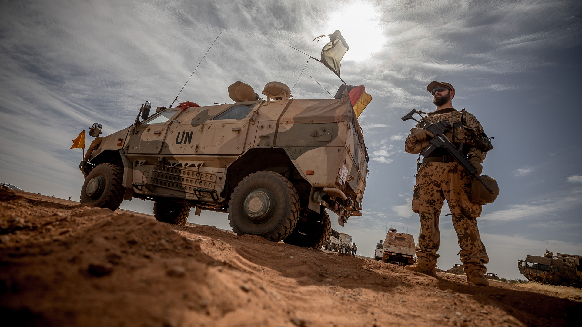 Ein Soldat der Bundeswehr steht am Flughafen nahe des Stützpunktes im Norden Malis. (Archivbild) | dpa