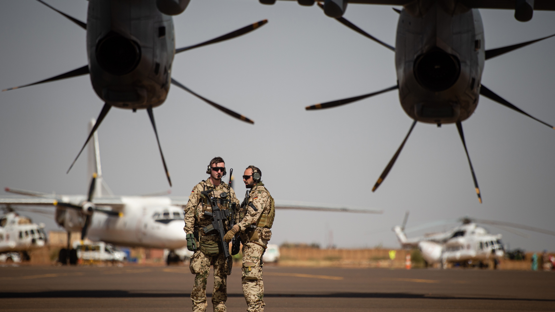 Deutsche Soldaten am Flughafen in der Stadt Gao in Mali und sichern ein Transportflugzeug (Archivbild 2019) | dpa