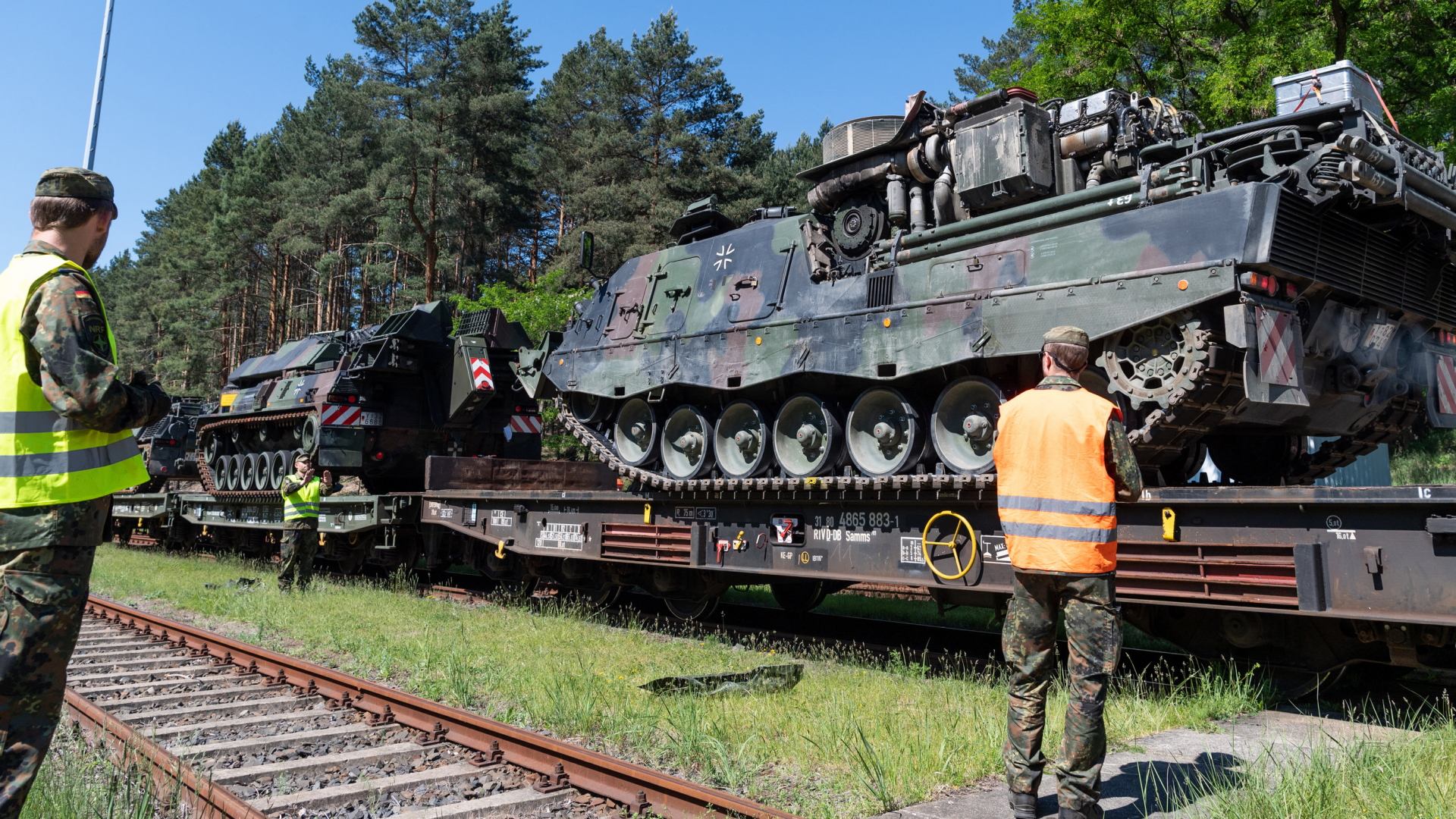 Panzer der Bundeswehr werden bei der Übung der Streitkräftebasis "Brave Departure" auf dem Truppenübungsplatz Oberlausitz von Transportzügen abgeladen, Archivbild | dpa