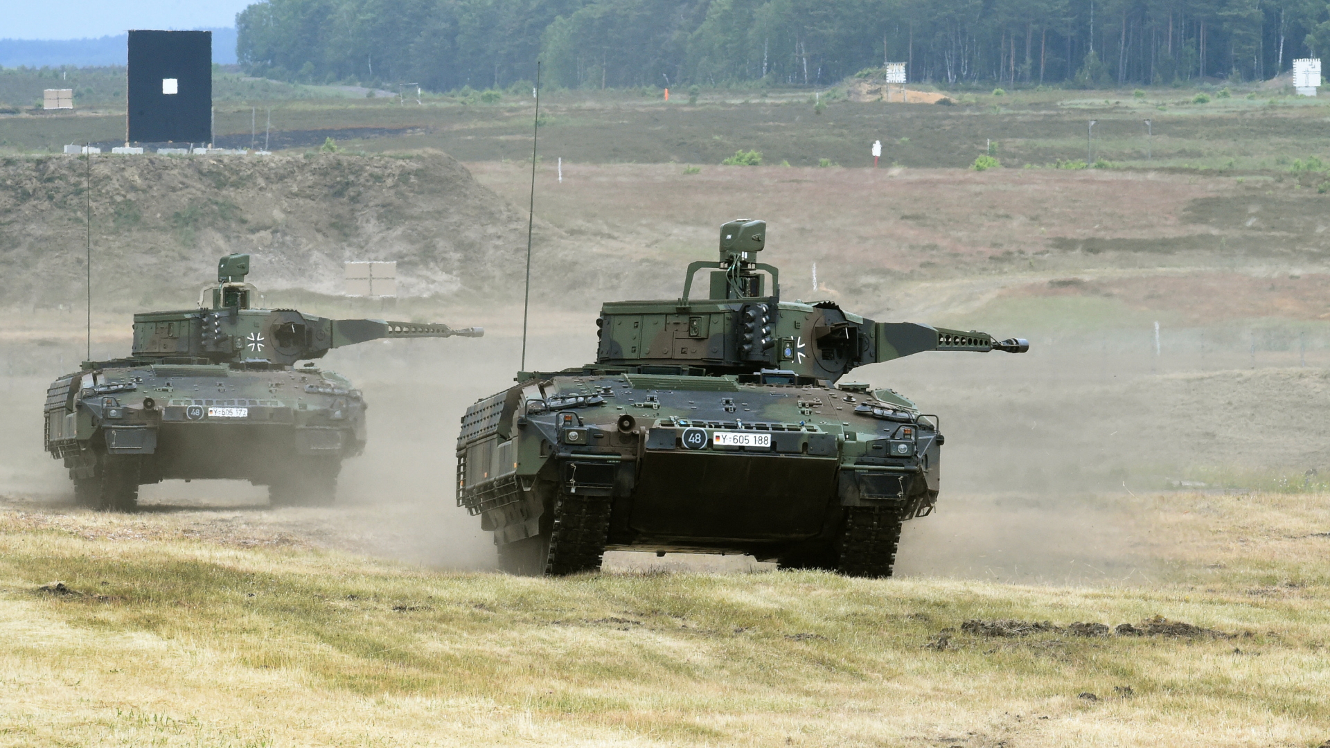 Schützenpanzer vom Typ Puma auf dem Erprobungsgelände des Unternehmens Rheinmetall in der Lüneburger Heide (24.06.2015) | Bildquelle: dpa