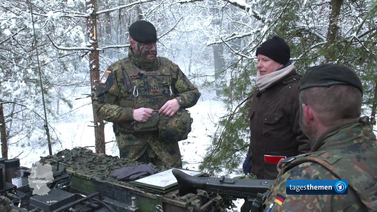 Ein Bundeswehr-Kommandeur spricht mit einem Journalisten.