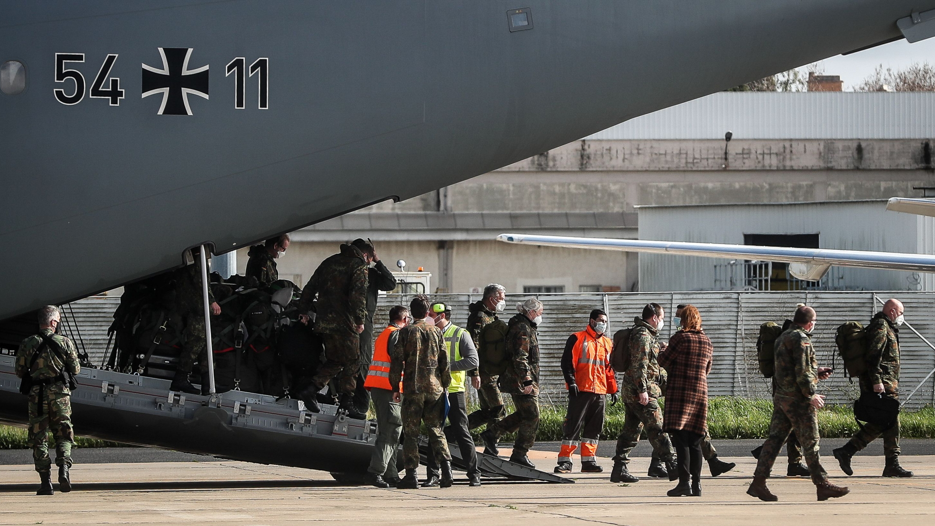 Ein Hilfsteam der Bundeswehr zur Bekämpfung der Corona-Pandemie in Portugal nach der Landung in Lissabon. | MARIO CRUZ/EPA-EFE/Shutterstock