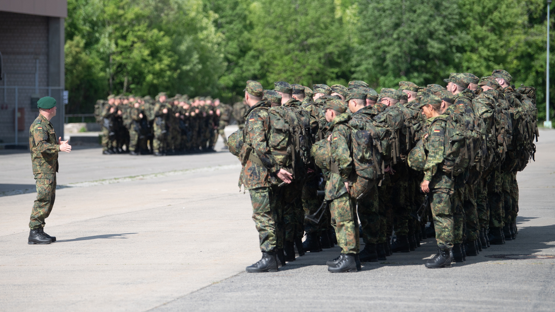 Reservisten der Bundeswehr stehen bei einer Ausbildung in einer Kaserne | dpa