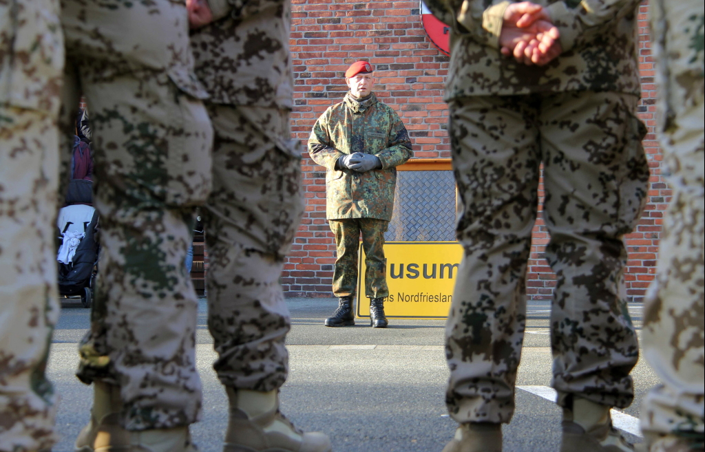 Kommandeur verabschiedet Soldaten in einen Auslandseinsatz
