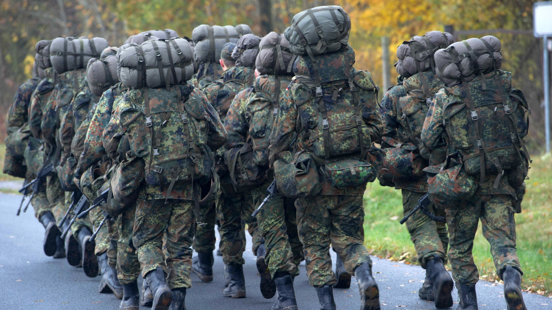 Soldaten in der Grundausbildung marschieren. | dpa
