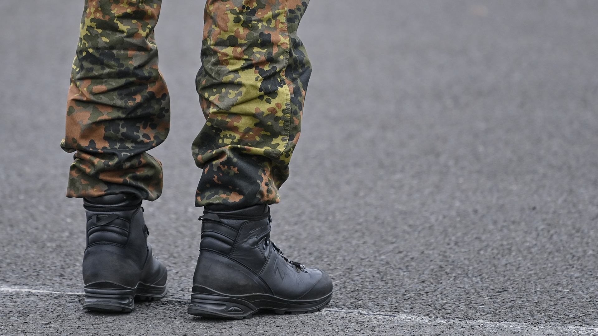 Blick auf die Stiefel eines Angehörigen der Bundeswehr | picture alliance/dpa/dpa-Zentral