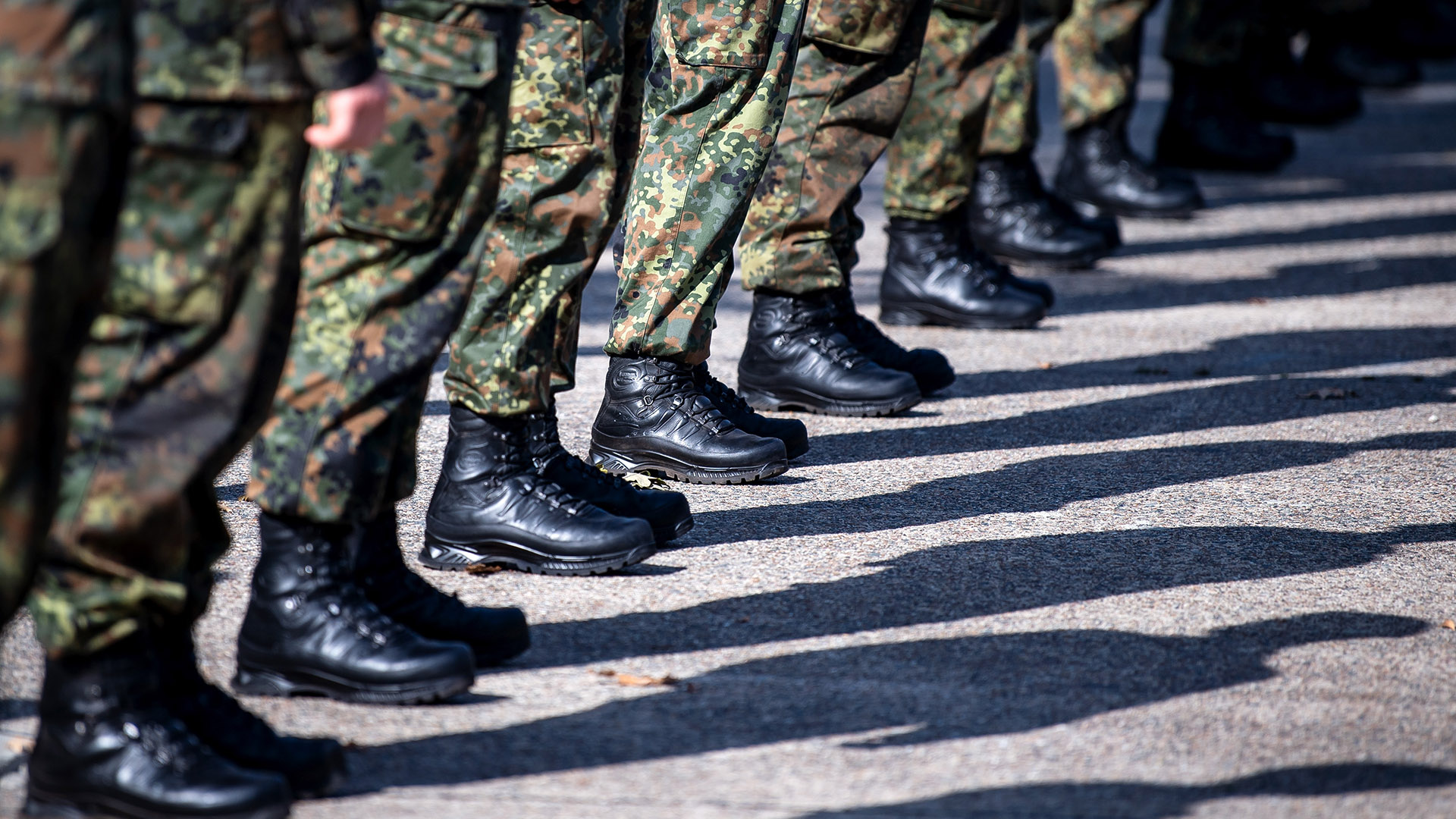 Bundeswehr-Soldaten stehen in eine Reihe