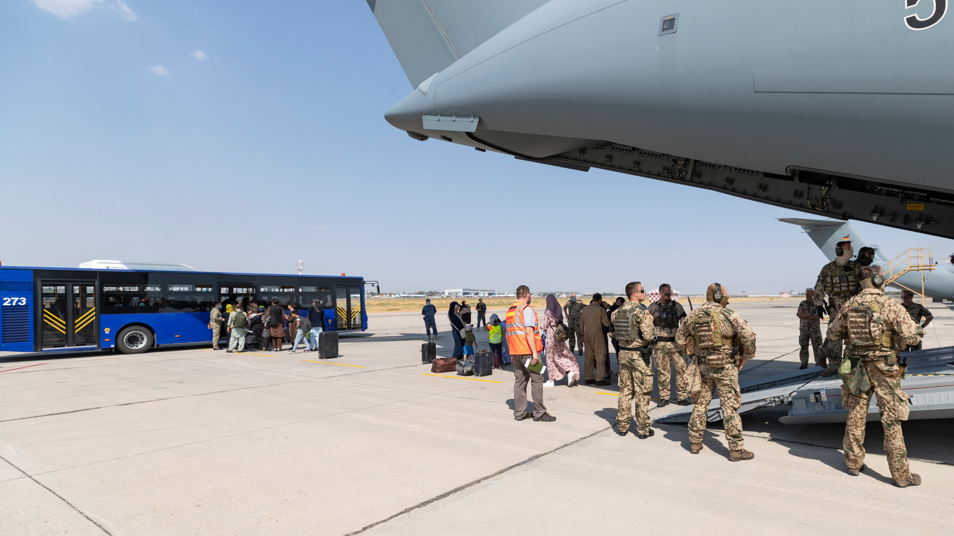 Bundeswehrsoldaten an einem in Taschkent gelandeten Evakuierungsflieger | dpa