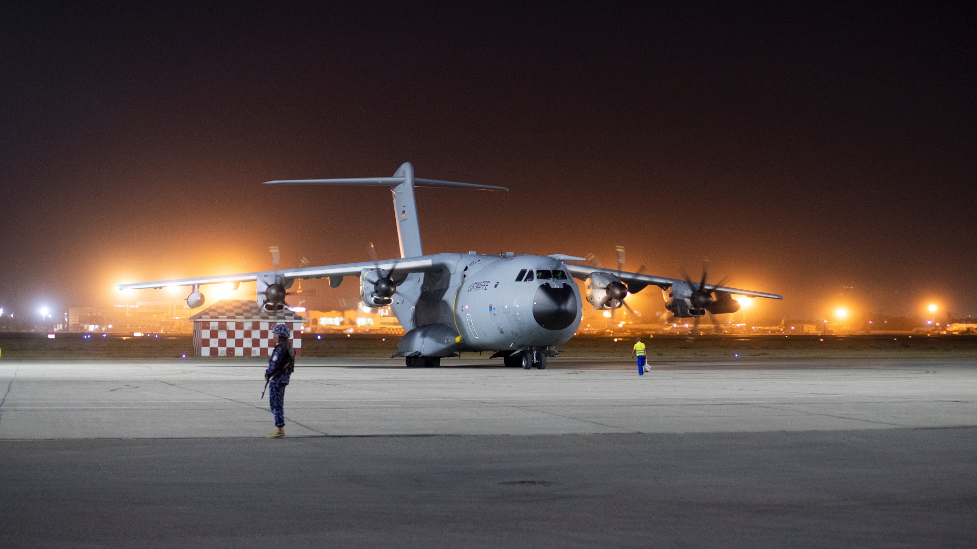 Ein Airbus A400 der Luftwaffe nach der Landung in Taschkent (Archivbild). | via REUTERS