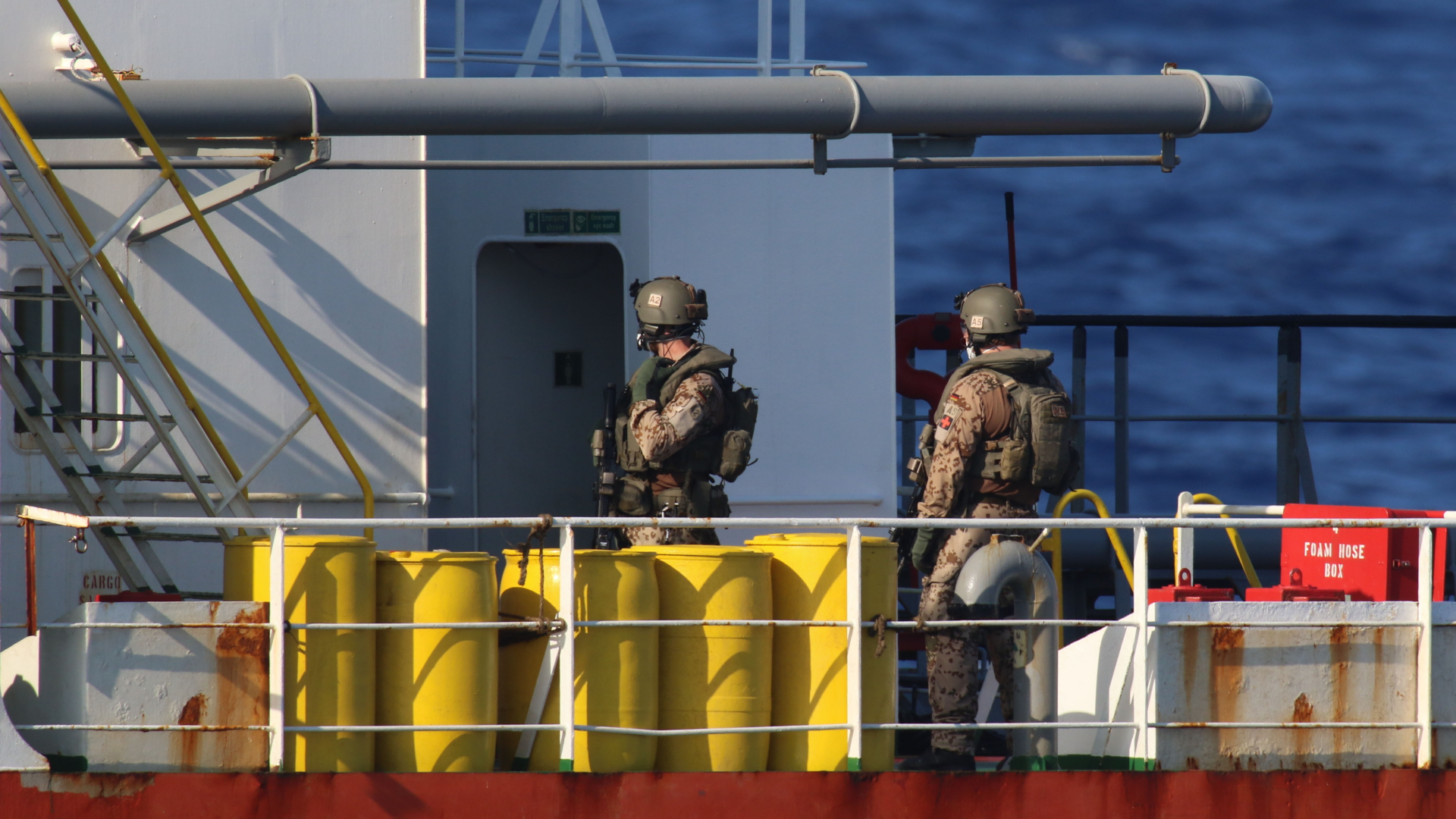 Bundeswehrsoldaten der deutschen Fregatte "Hamburg" stehen an Deck eines türkischen Tankers. | dpa