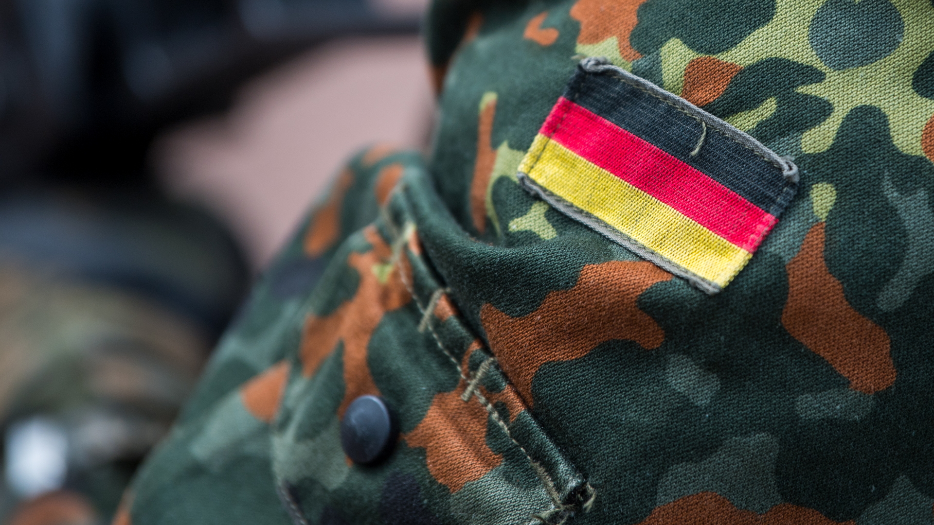 Auf einer Bundeswehruniform ist eine Deutschlandflagge aufgenäht.