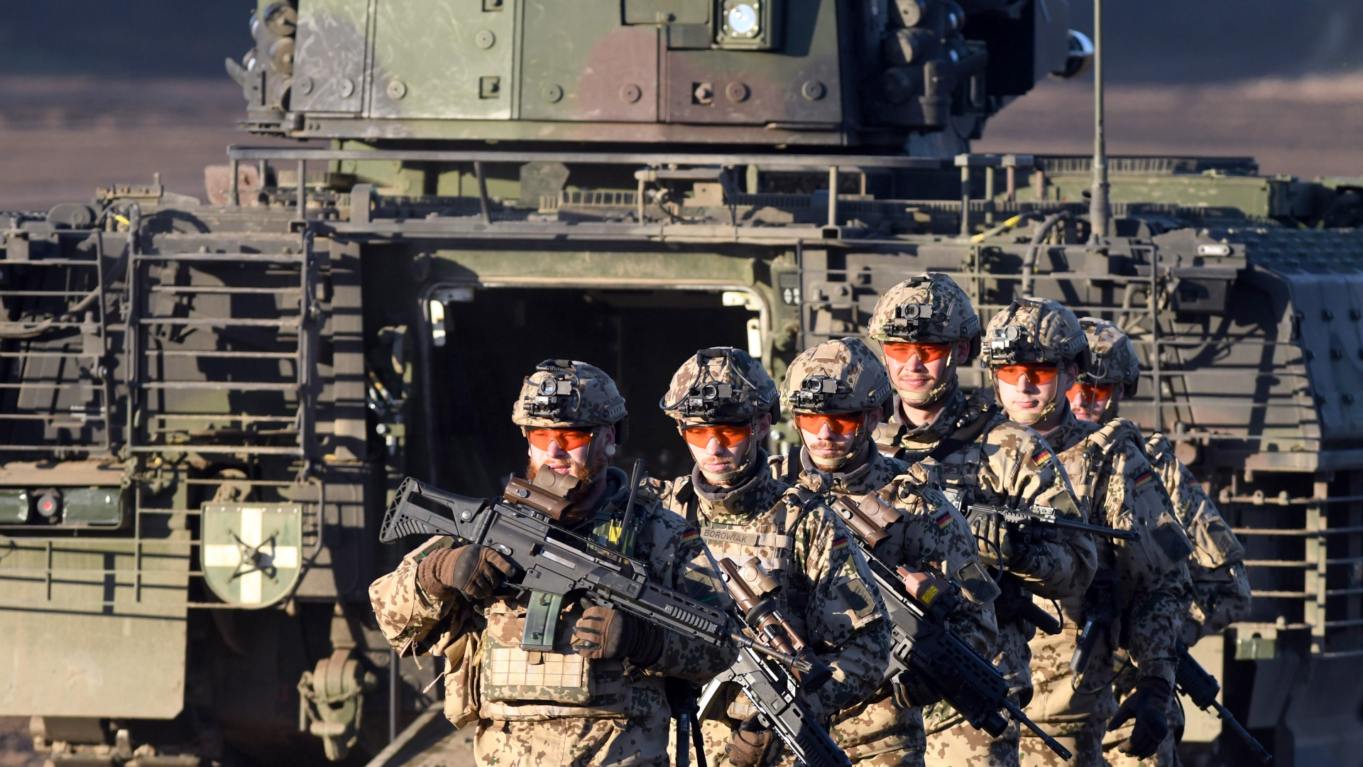Bewaffnete Bundeswehrsoldaten marschieren vor einem Panzer her. | Bildquelle: DAVID HECKER/EPA-EFE/REX/Shutter