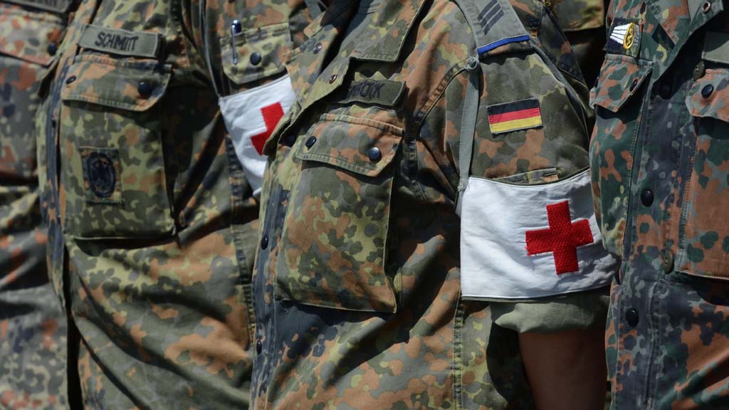 Soldaten des zentralen Sanitätsdienstes stehen in der Gäuboden-Kaserne in Feldkirchen (Niederbayern). | picture alliance / dpa