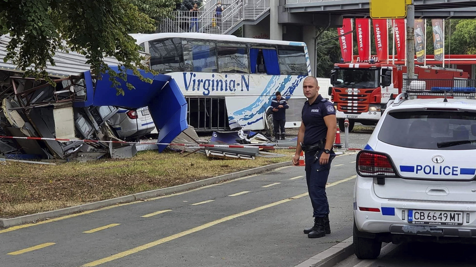 In Burgas (Bulgarien) stehen Polizisten und Rettungskräfte nach einem tödlichen Unfall nach einer Verfolgungsjagd am Unfallort. | AP