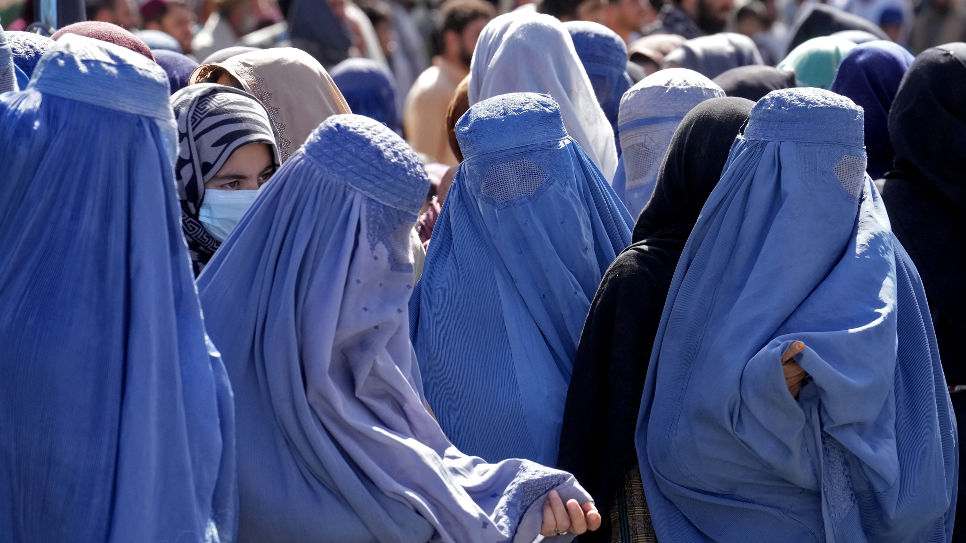 Frauen in Afghanistan tragen Burka. | dpa